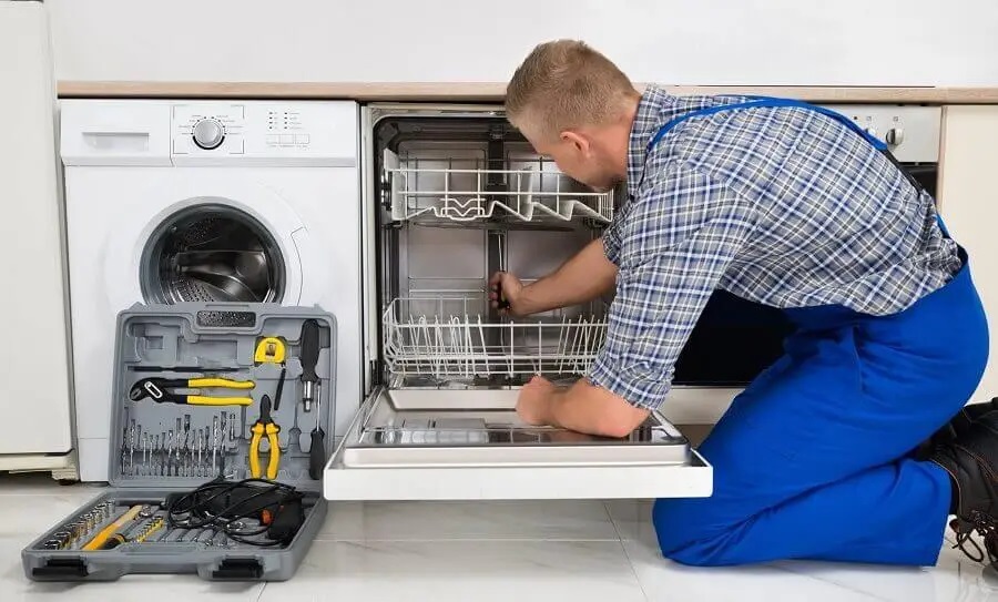 Kızılcahamam Ariston servisi teknisyen ekibi beyaz eşya tamiri yaparken